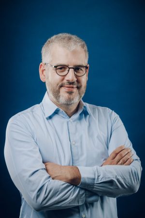 Andreas-Weiss-Portrait-verschraenkte-Arme-Hochformat